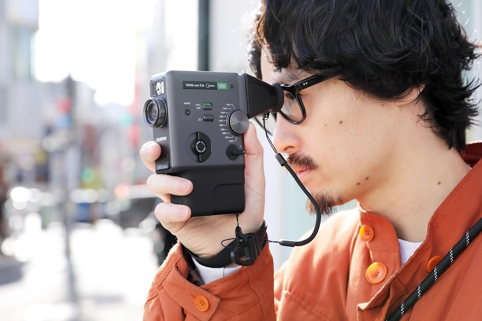 mini Evo Cinema™の液晶モニターで構図を確認している写真