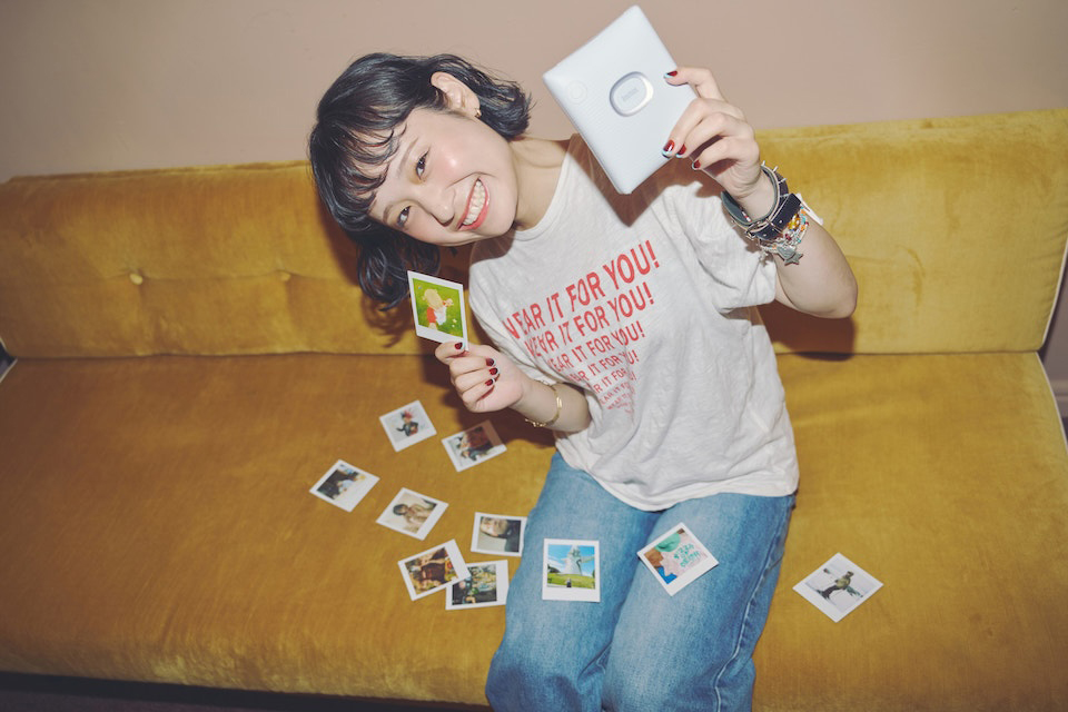 SQUARE Linkとチェキプリントを手に持っているサバシスター・なちさん