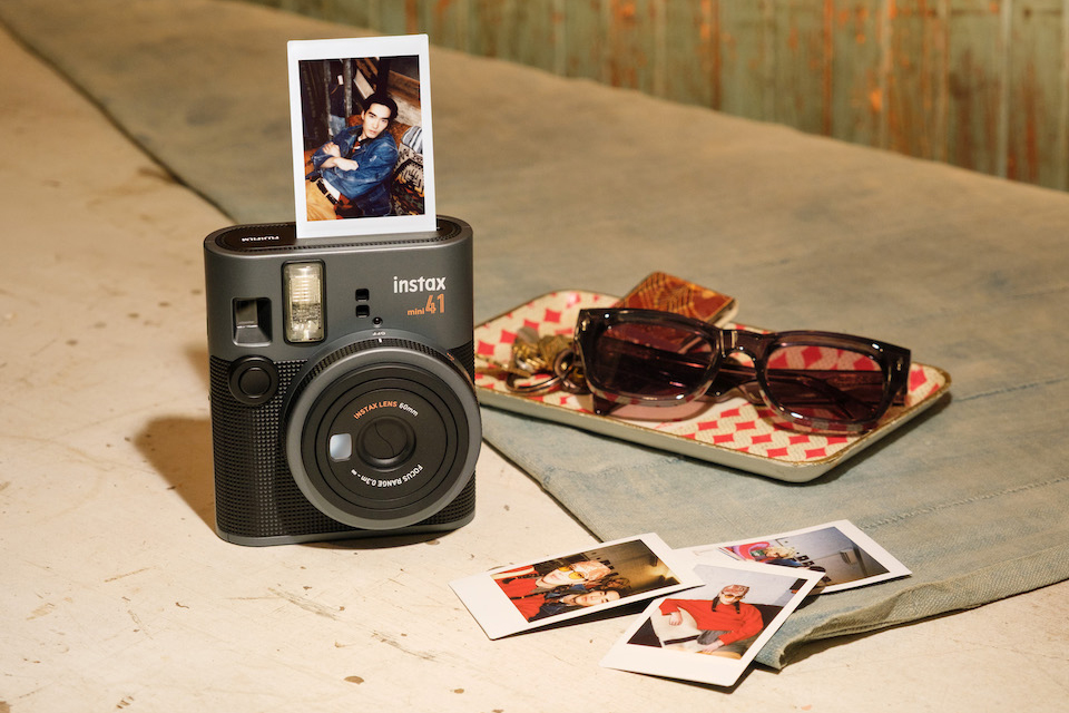 チェキ™エントリーモデル「instax mini 41™」が登場。クラシックデザインのアナログインスタントカメラ